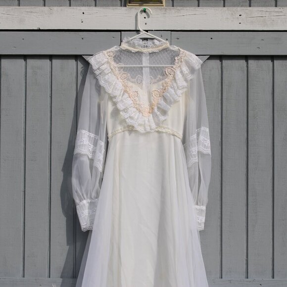 Vintage 80s Montgomery Ward Wedding Dress - Size 5/6 - Delicate Lace & Ruffles - Picture 4 of 11